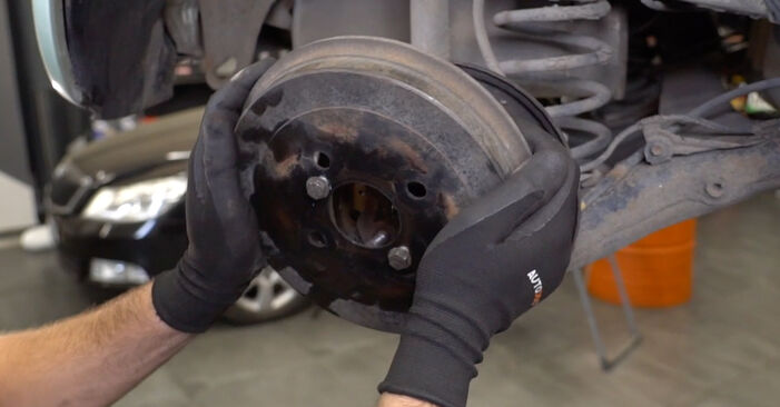 Wie schmierig ist es, selber zu reparieren: Bremsbacken beim Toyota Aygo AB 40 1.0 (KGB40) 2020 wechseln – Downloaden Sie sich Bildanleitungen