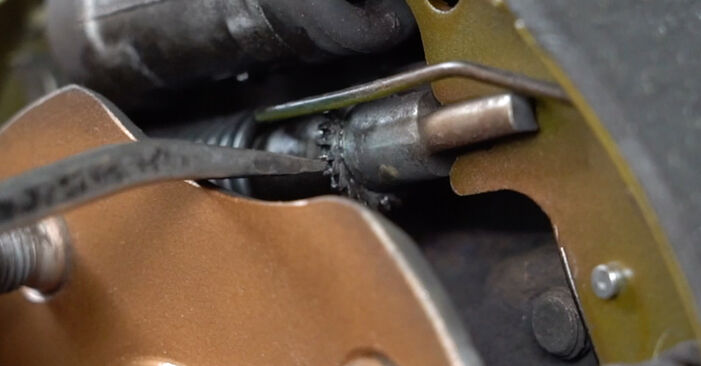 Wie man Bremsbacken beim Toyota Aygo AB 40 2014 wechselt - Gratis PDF- und Video-Tutorials