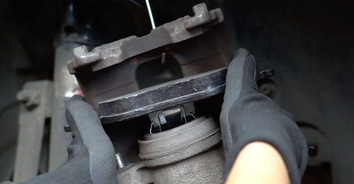 Ford Fiesta Mk5 Limousine 1.6 2002 Bremsscheiben wechseln: Kostenfreie Reparaturwegleitungen