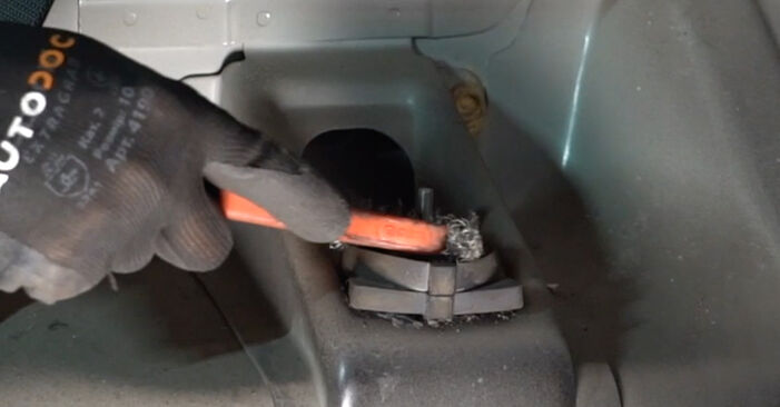 Wie schmierig ist es, selber zu reparieren: Stoßdämpfer beim Ford Focus mk1 Limousine 2.0 2005 wechseln – Downloaden Sie sich Bildanleitungen
