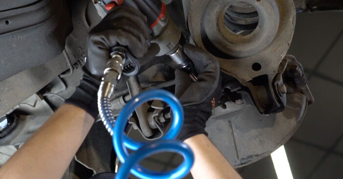 How to change Shock Absorber on FORD FOCUS Saloon (DFW) 2002 - tips and tricks