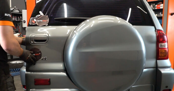 Wie Toyota RAV4 II Stoßdämpfer hinten wechseln - Anleitung