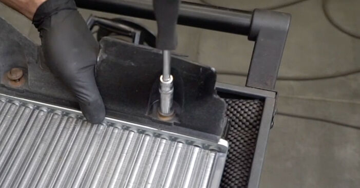 Jak vyměnit Chladič Vody na VW JETTA: stáhněte si PDF návody a video instrukce.