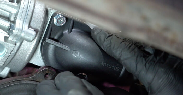 Смяна на VW CADDY 1.9 SDI Фланец за охладителната течност: онлайн ръководства и видео уроци