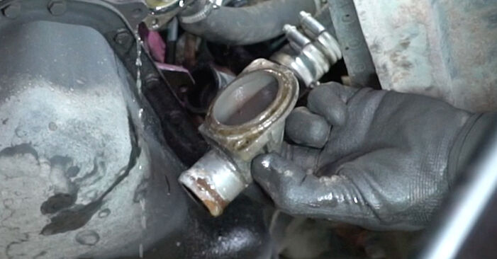 Wie schmierig ist es, selber zu reparieren: Thermostat beim VW Caddy 2 Pickup 1.9 D 1997 wechseln – Downloaden Sie sich Bildanleitungen