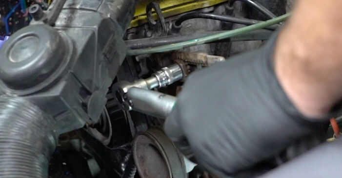 Hinweise des Automechanikers zum Wechseln von VW Golf III Cabrio (1E7) 1.6 1995 Wasserpumpe + Zahnriemensatz