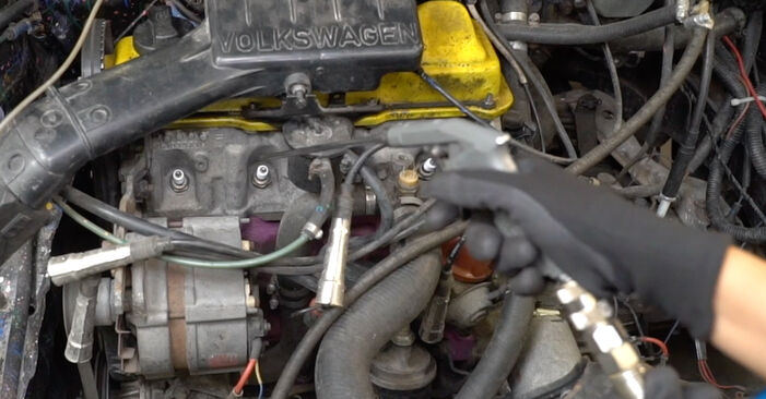 Cómo reemplazar Bujía de Encendido en un VW PASSAT (315, 3A5) 2.0 1989 - manuales paso a paso y guías en video