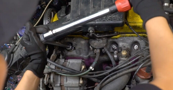 Quão difícil é efetuar a substituição de Vela de Ignição no VW PASSAT (315, 3A5) 1.8 1994 por si mesmo - descarregue o guia ilustrado