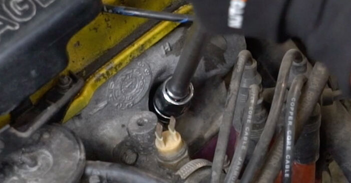 VW 411/412 Uždegimo žvakė keitimas: nemokamos remonto instrukcijos