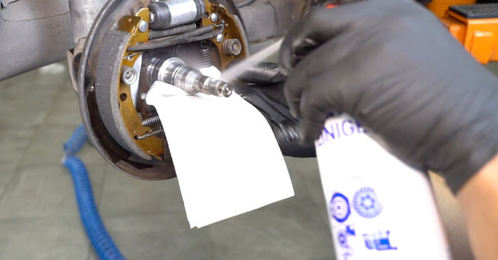 Hvor lang tid tager en udskiftning: Bremsetromler på VW DERBY - informativ PDF-manual