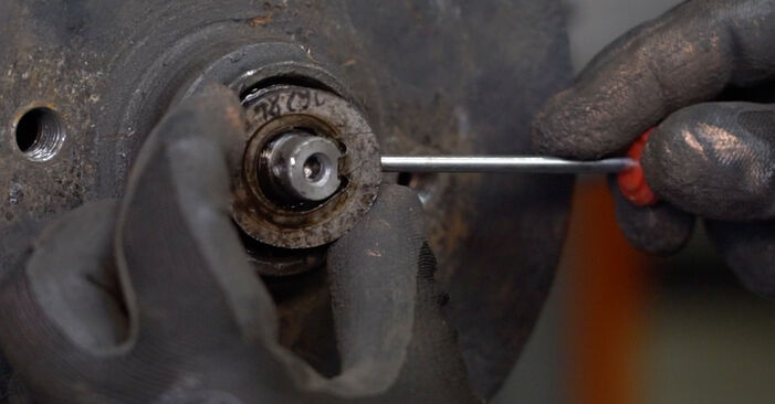 Wie kompliziert ist es, selbst zu reparieren: Bremstrommel am VW PASSAT (32) 1.5 1979 ersetzen – Laden Sie sich illustrierte Wegleitungen herunter
