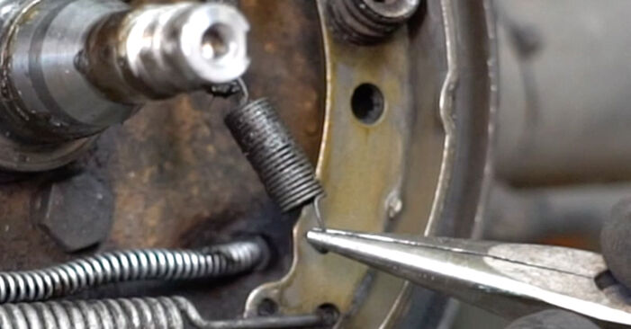 Hvor lang tid tager en udskiftning: Bremsebakker på VW DERBY - informativ PDF-manual
