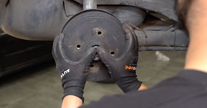 Wie schmierig ist es, selber zu reparieren: Bremsbacken beim Polo 6N2 1.9 D 1999 wechseln – Downloaden Sie sich Bildanleitungen
