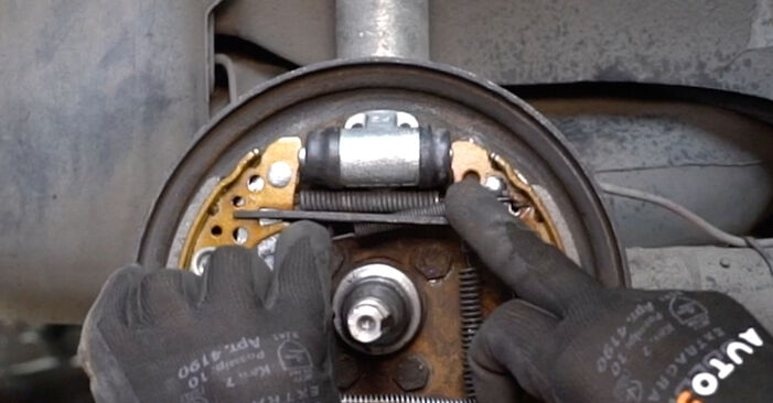 Wie schmierig ist es, selber zu reparieren: Bremsbacken beim VW POLO Box (86CF) 1.3 1992 wechseln – Downloaden Sie sich Bildanleitungen