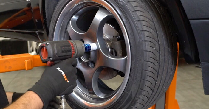 Πώς να αντικαταστήσετε VW PASSAT Ελαστικοί σωλήνες φρένων (μαρκούτσια) - εγχειρίδια βήμα προς βήμα και οδηγοί βίντεο