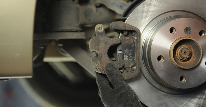 Wie kompliziert ist es, selbst zu reparieren: Bremsbeläge am BMW E93 320d 2.0 2012 ersetzen – Laden Sie sich illustrierte Wegleitungen herunter