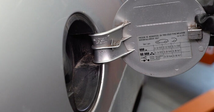 Wie man Kraftstofffilter am Seat Exeo Limousine 2008 ersetzt - Kostenfreie PDF- und Videotipps