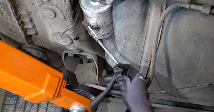 Wie man Kraftstofffilter beim SEAT Exeo Limousine (3R2) 2013 austauscht – Downloaden Sie sich PDF-Anleitungen und Video-Tutorials