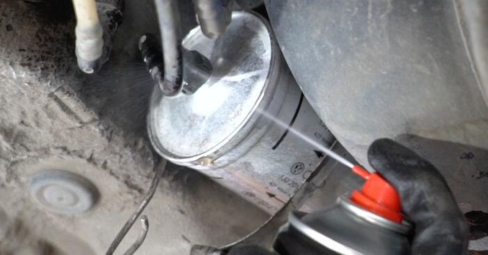 Wie problematisch ist es, selber zu reparieren: Kraftstofffilter beim Seat Exeo st 1.8 TSI 2015 auswechseln – Downloaden Sie sich bebilderte Tutorials