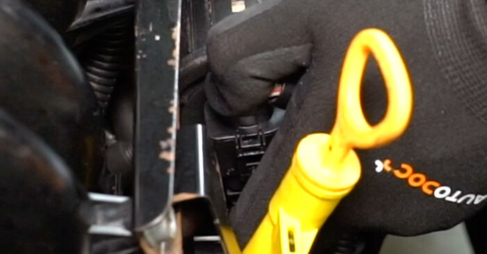 Wie kompliziert ist es, selbst zu reparieren: Zündspule am VW Caddy II Kombi 1.7 SDI 2001 ersetzen – Laden Sie sich illustrierte Wegleitungen herunter