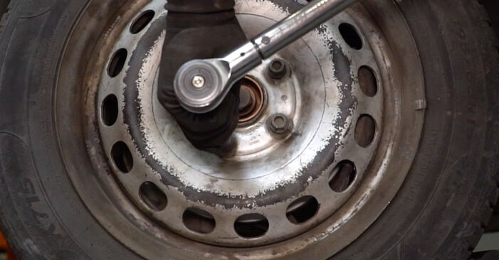 Sustitución de Junta Homocinética en un VW Beetle Cabrio 1.6 TDI 2013: manuales de taller gratuitos