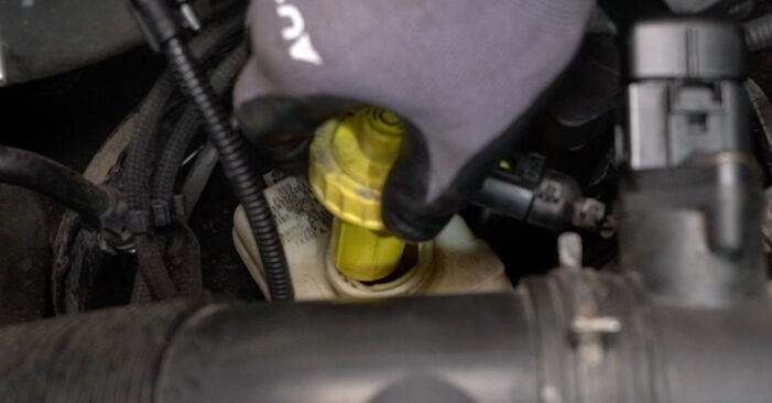 Come sostituire Pasticche dei freni anteriori e posteriori SEAT Leon Hatchback (1M1) 1.6 16 V 2000 - manuali passo passo e video guide