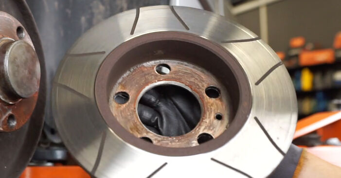 Wie man Bremsscheiben beim Skoda Fabia 3 2014 wechselt - Gratis PDF- und Video-Tutorials