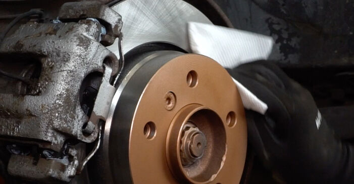 Wie schmierig ist es, selber zu reparieren: Bremsbeläge beim BMW E28 525 i 1986 wechseln – Downloaden Sie sich Bildanleitungen