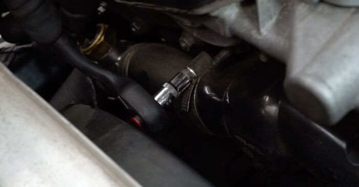 Wie lange braucht der Teilewechsel: Thermostat am BMW E36 Compact 1995 - Einlässliche PDF-Wegleitung