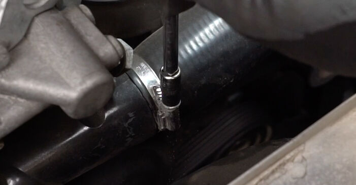 Wie schmierig ist es, selber zu reparieren: Thermostat beim BMW E36 Cabrio 323 i 1999 wechseln – Downloaden Sie sich Bildanleitungen