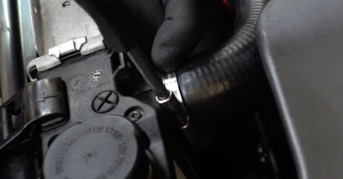 Sostituzione di Termostato motore BMW 5 SERIES 525 i 24V0: guide online e tutorial video