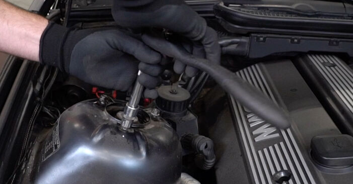 Cómo reemplazar Amortiguadores en un BMW 3 Coupé (E36) 325 i 1993 - manuales paso a paso y guías en video