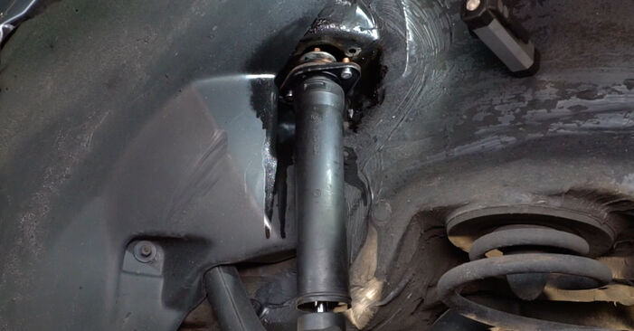 Wie schmierig ist es, selber zu reparieren: Domlager beim BMW E36 Coupe 318is 1.9 1998 wechseln – Downloaden Sie sich Bildanleitungen