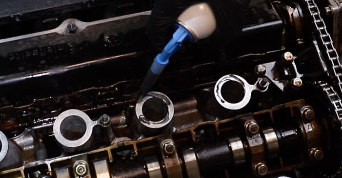 Wie schmierig ist es, selber zu reparieren: Ventildeckeldichtung beim BMW E36 Cabrio 323 i 1999 wechseln – Downloaden Sie sich Bildanleitungen