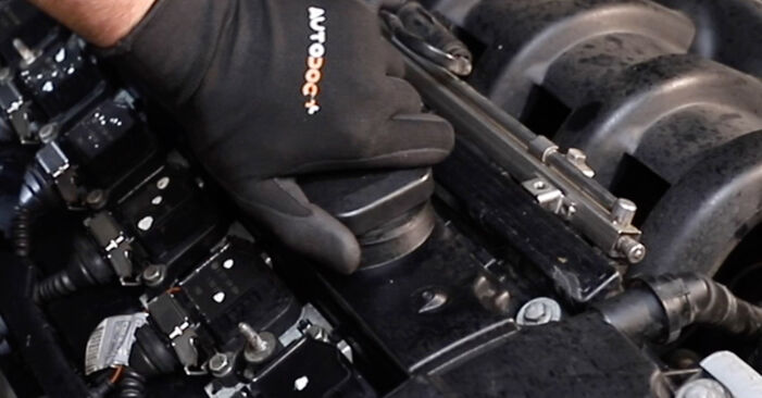 Как да демонтираме BMW 5 SERIES 525 i 1991 Гарнитура на капака на клапаните - онлайн лесни за следване инструкции