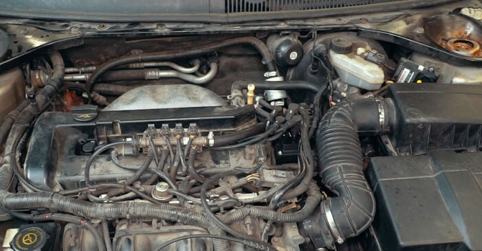 FORD Mondeo Mk3 Hatchback (B5Y) 1.8 SCi Termostat układu chłodzenia wymiana: przewodniki online i samouczki wideo
