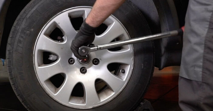 AUDI A6 2.5 TDI quattro Brake Discs replacement: online guides and video tutorials