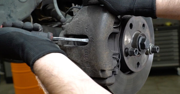 Wie schmierig ist es, selber zu reparieren: Radlager beim Passat 3BG Limousine 2.5 TDI 2000 wechseln – Downloaden Sie sich Bildanleitungen