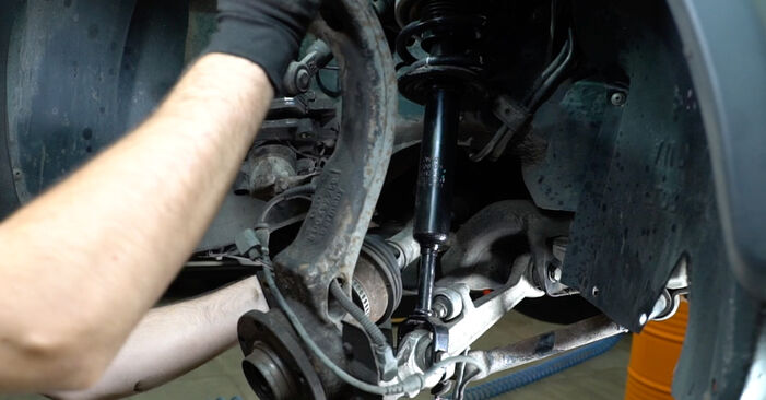 How to change Wheel Bearing on VW PASSAT (3B3) 2000 - tips and tricks