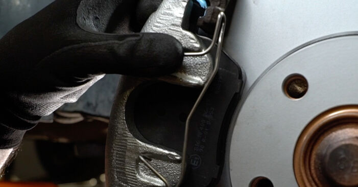 Wie kompliziert ist es, selbst zu reparieren: Bremssattel am Audi A6 C6 Avant 2.7 TDI 2011 ersetzen – Laden Sie sich illustrierte Wegleitungen herunter
