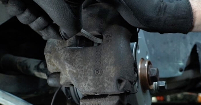Hvordan skifte Bremsecaliper på SEAT Exeo Sedan (3R2) 2013: Last ned PDF- og videoveiledninger