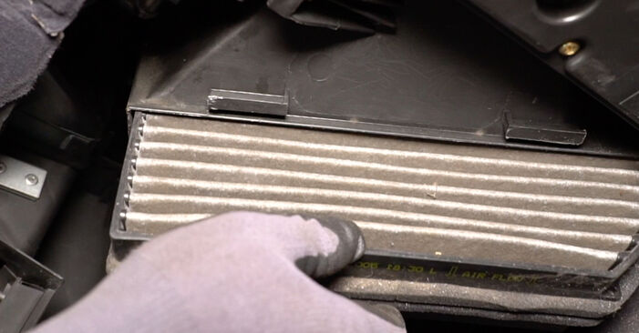 Cik grūti ir veikt Salona filtrs nomaiņu Mercedes W210 E 240 2.4 (210.061) 2001 - lejupielādējiet ilustrētu ceļvedi