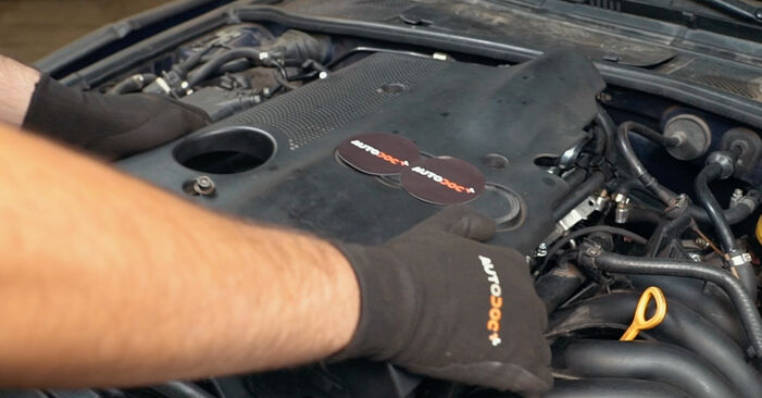 Wie man SEAT Ibiza IV Sportcoupe (6J, 6P) 1.4 2009 Thermostat austauscht - Schritt-für-Schritt-Tutorials und Videoanleitungen