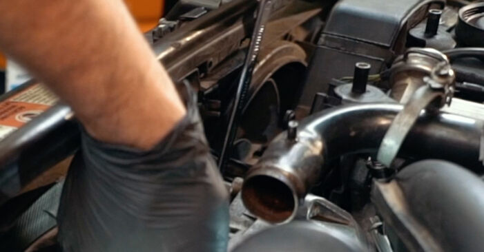 Wie problematisch ist es, selber zu reparieren: Thermostat beim Seat Ibiza IV Sportcoupe 1.6 TDI 2014 auswechseln – Downloaden Sie sich bebilderte Tutorials
