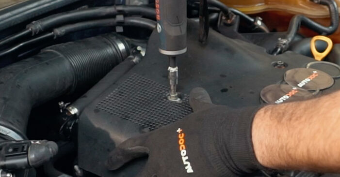 Wechseln Sie Thermostat beim SEAT Ibiza IV Sportcoupe (6J, 6P) 1.4 TSI Cupra 2011 selbst aus