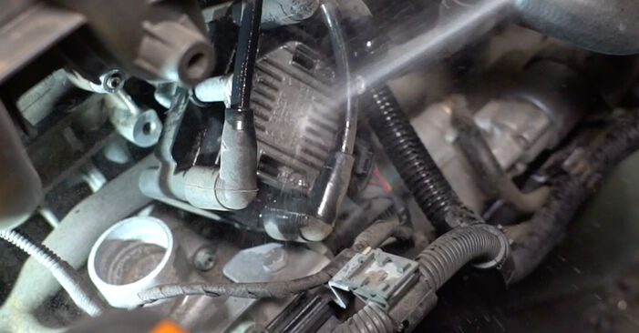 Cómo reemplazar Bobina de Encendido en un SKODA Rapid Hatchback (NH3) 1.6 TDI 2013 - manuales paso a paso y guías en video