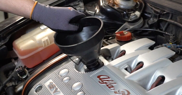 Kuinka vaihtaa ALFA ROMEO 156 -auton Öljynsuodatin – vaiheittaiset ohjekirjat ja video-oppaat