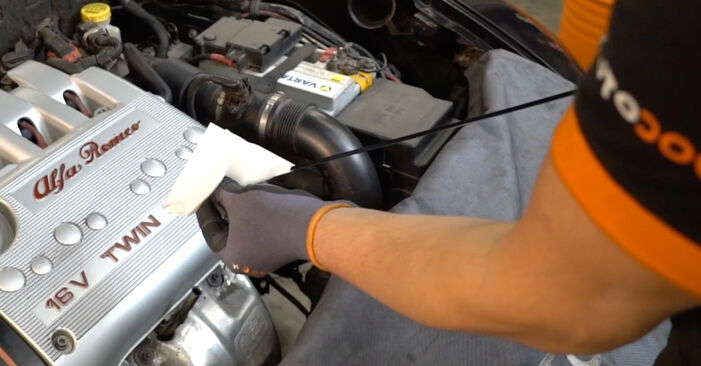 Wie schmierig ist es, selber zu reparieren: Ölfilter beim Alfa Romeo GT 937 3.2 GTA 2009 wechseln – Downloaden Sie sich Bildanleitungen