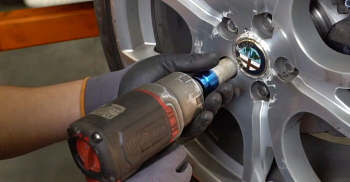 Wie schmierig ist es, selber zu reparieren: Bremsbeläge beim Alfa Romeo GTV 916 3.2 V6 24V (916CXB00) 2000 wechseln – Downloaden Sie sich Bildanleitungen