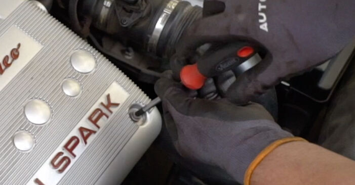 Alfa Romeo 146 930 1.6 i.e. (930.B2) 2000 Thermostat wechseln: wie schwer ist es, selbst zu reparieren - Downloaden Sie sich illustrierte Anleitungen